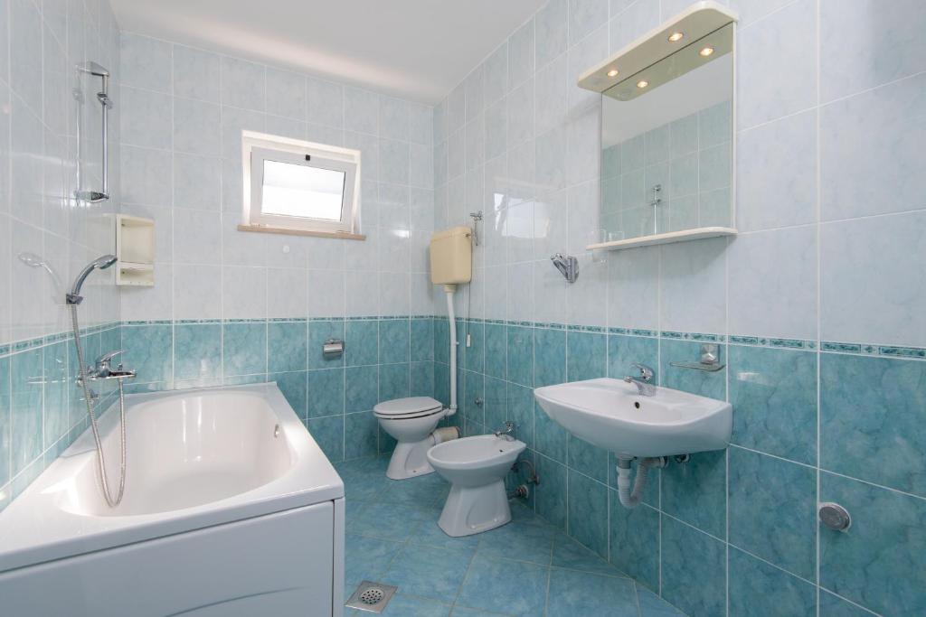 Kúpeľňa v ubytovaní Apartments by the sea Cove Pjestata, Peljesac - 12381