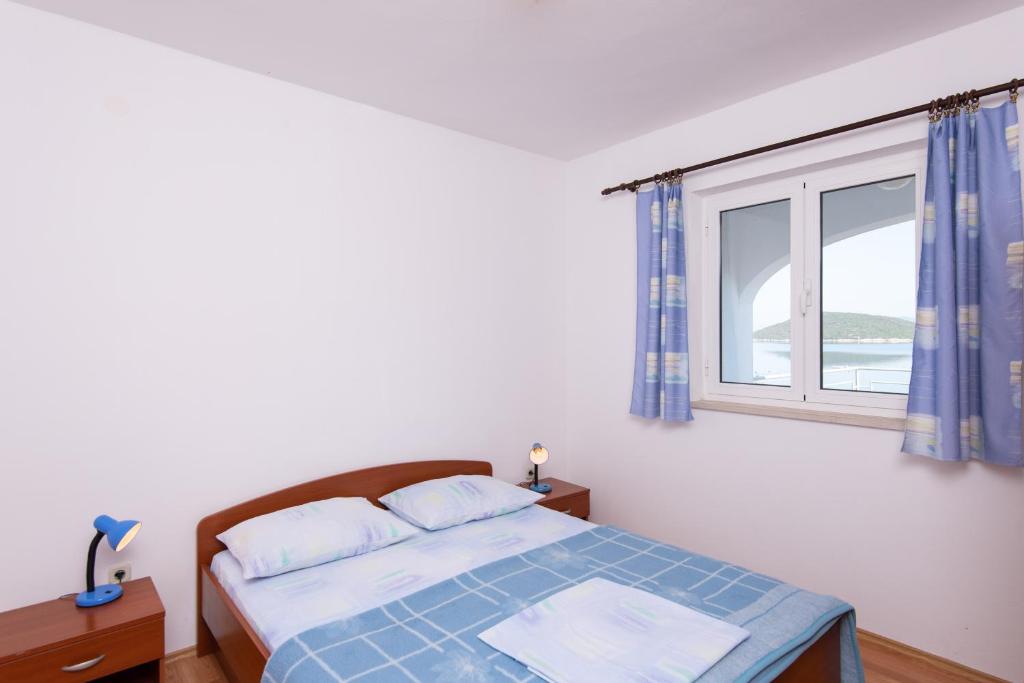 Posteľ alebo postele v izbe v ubytovaní Apartments by the sea Cove Pjestata, Peljesac - 12381