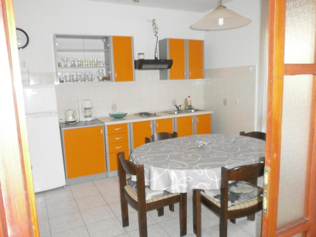 Kuchyňa alebo kuchynka v ubytovaní Apartments by the sea Podgora, Makarska - 12326