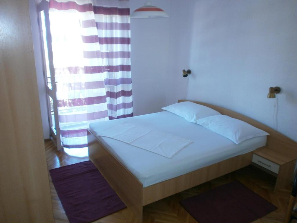 Posteľ alebo postele v izbe v ubytovaní Apartments by the sea Podgora, Makarska - 12326