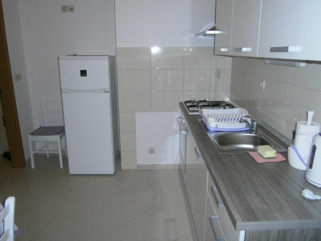 Kuchyňa alebo kuchynka v ubytovaní Apartments with parking spaces Basina, Hvar - 12420