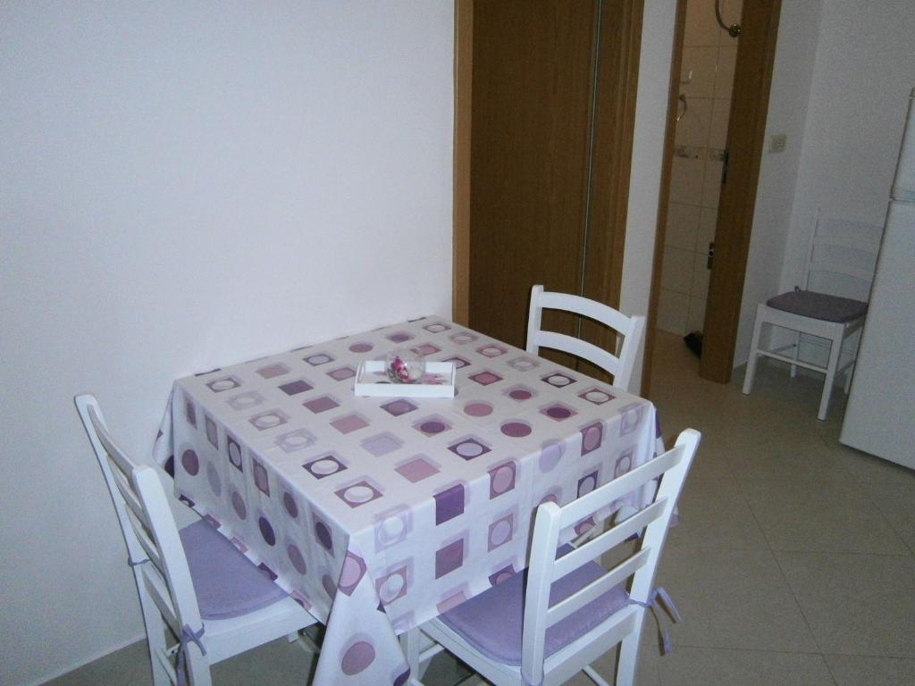 Fotografia z galérie ubytovania Apartments with parking spaces Basina, Hvar - 12420 v destinácii Vrbanj