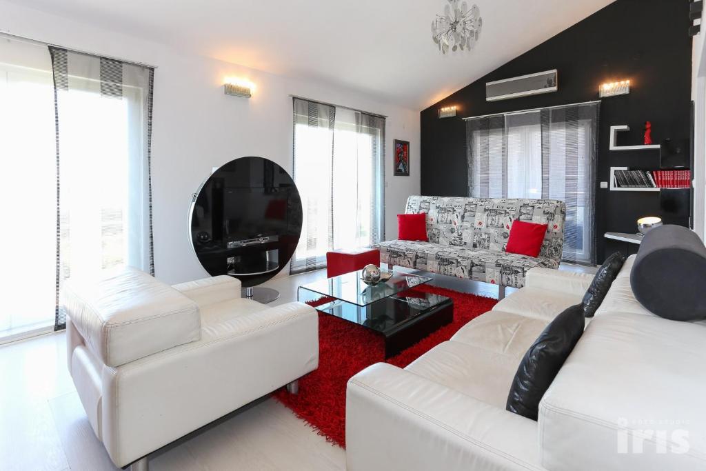 Apartments with parking space Kastel Sucurac, Kastela - 12445