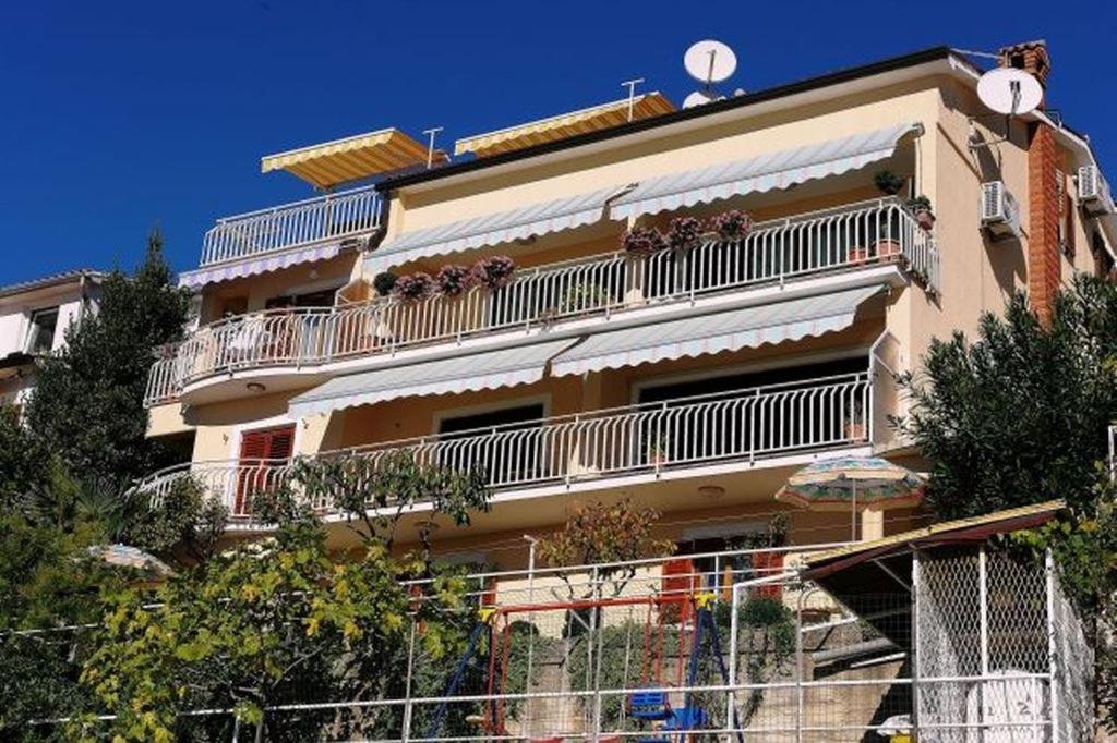 budynek z balkonami po jego stronie w obiekcie Apartments and rooms with parking space Rabac, Labin - 12368 w Rabacu