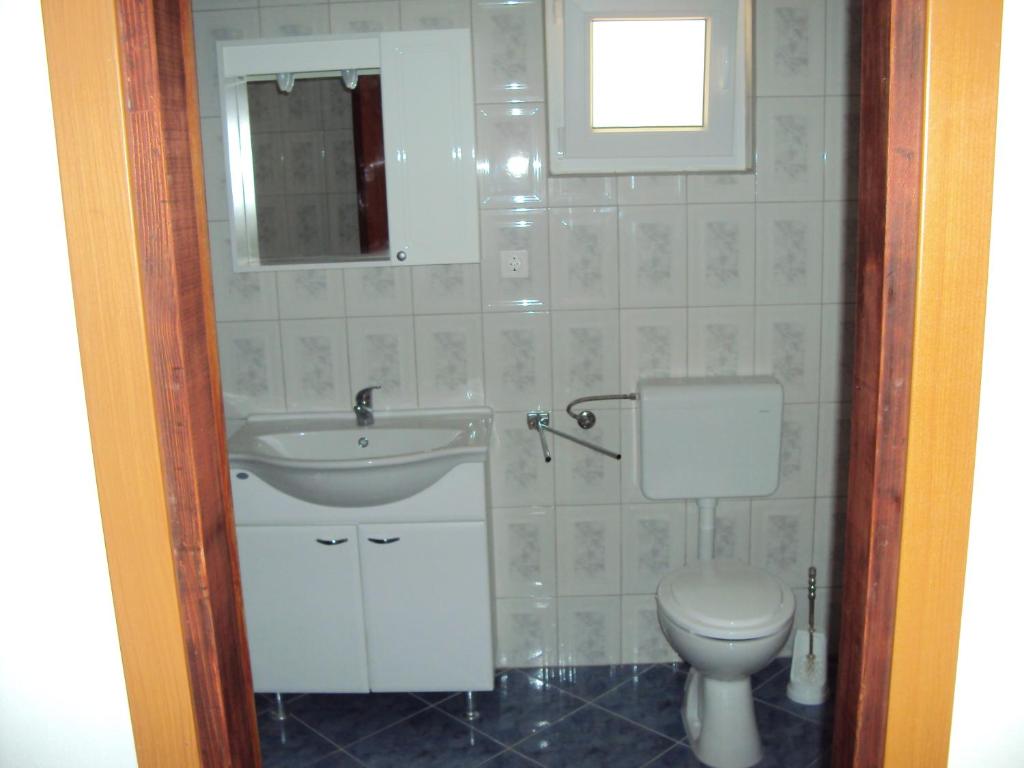 Koupelna v ubytování Apartments by the sea Metajna, Pag - 12443