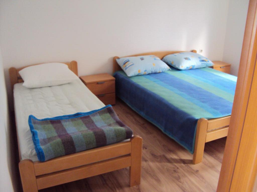 Postel nebo postele na pokoji v ubytování Apartments by the sea Metajna, Pag - 12443