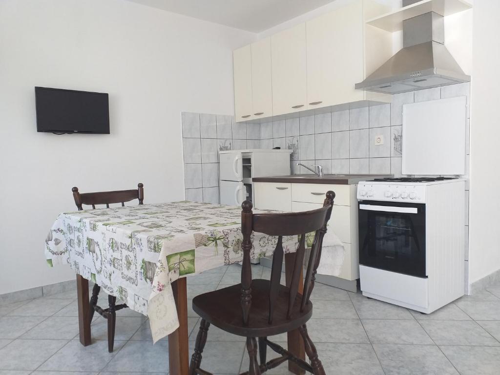 Kuchyň nebo kuchyňský kout v ubytování Apartments by the sea Metajna, Pag - 12443