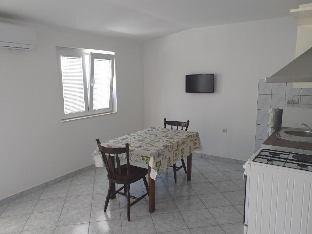 Kuchyň nebo kuchyňský kout v ubytování Apartments by the sea Metajna, Pag - 12443