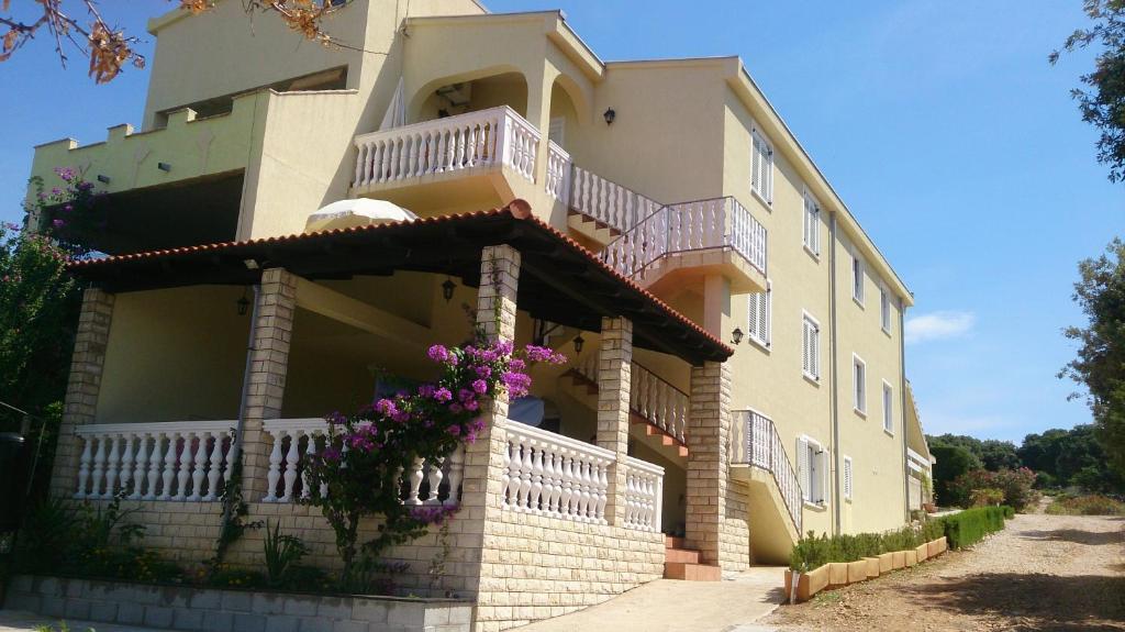 Zdjęcie z galerii obiektu Apartments with a parking space Mandre, Pag - 12409 w mieście Kolan