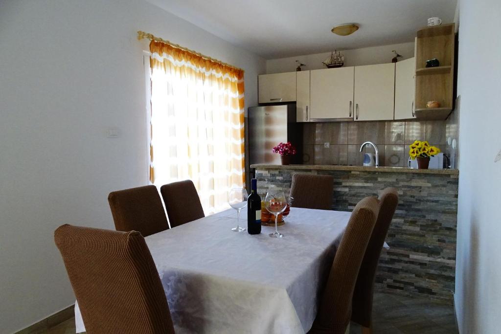 Kuchyňa alebo kuchynka v ubytovaní Apartments by the sea Zaklopatica, Lastovo - 12452