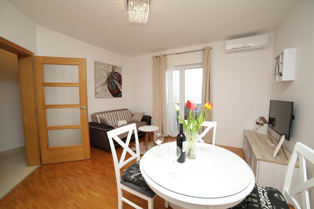 Fotografie z fotogalerie ubytování Apartments with a parking space Supetar, Brac - 12489 v destinaci Supetar