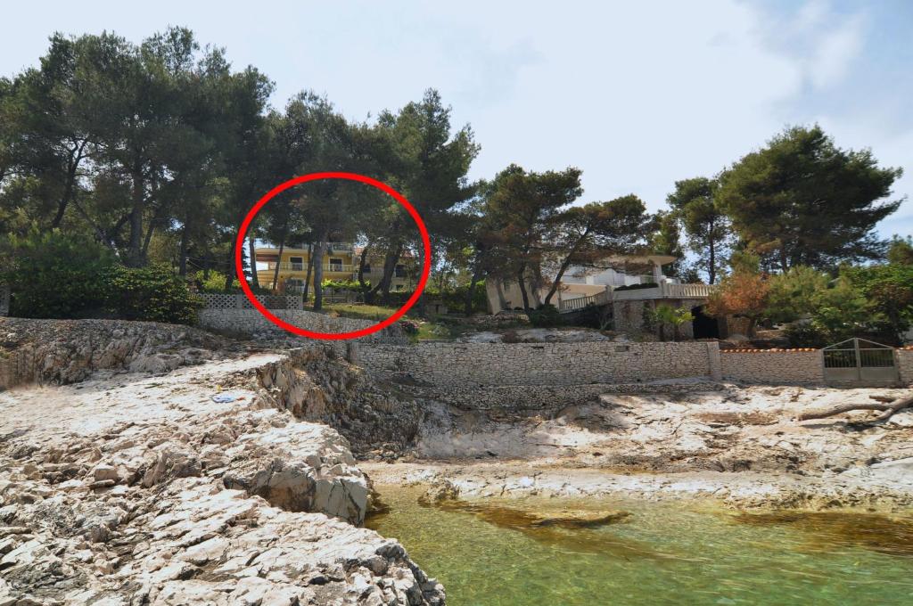 ein roter Kreis auf der Seite eines Wasserkörpers liegt in der Unterkunft Apartments by the sea Slatine, Ciovo - 12491 in Slatine