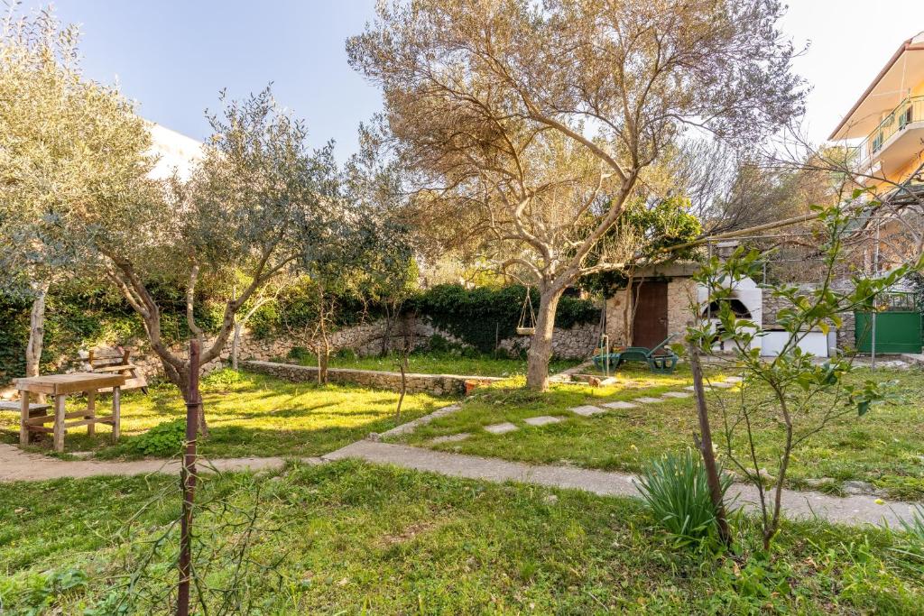 Vonkajšia záhrada v ubytovaní Apartments with a parking space Mali Losinj (Losinj) - 12551