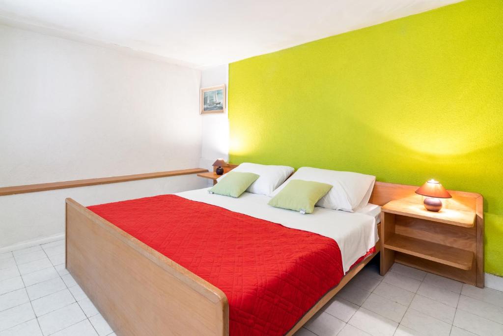 Posteľ alebo postele v izbe v ubytovaní Apartments with a parking space Mali Losinj (Losinj) - 12551