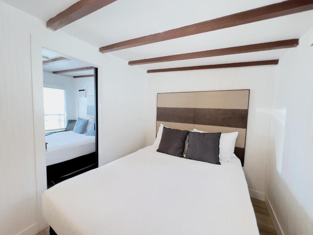 Postel nebo postele na pokoji v ubytování Oceanside Villas