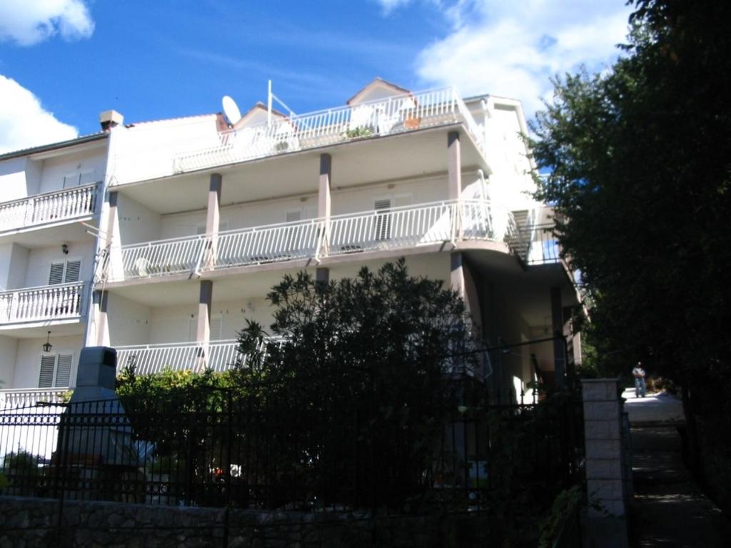 un gran edificio blanco con balcones blancos. en Apartments with a parking space Slano, Dubrovnik - 12576 en Slano