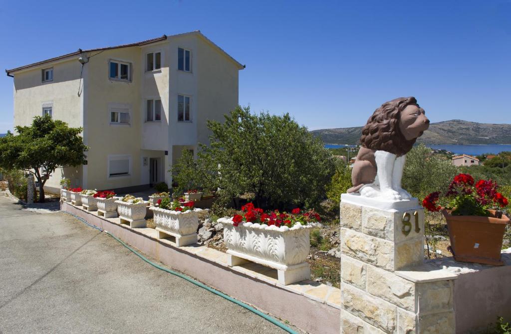 Fotografia z galérie ubytovania Apartments with a parking space Seget Vranjica, Trogir - 12612 v Trogiri