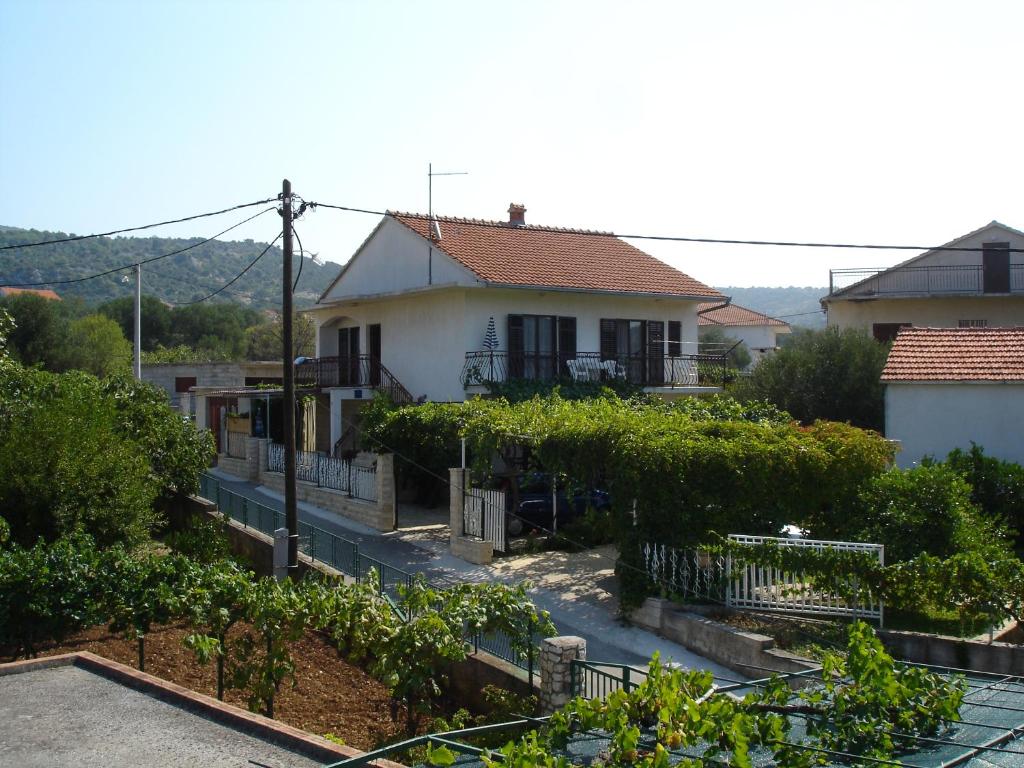 een huis met een tuin ervoor bij Apartments with a parking space Vinisce, Trogir - 12637 in Vinišće