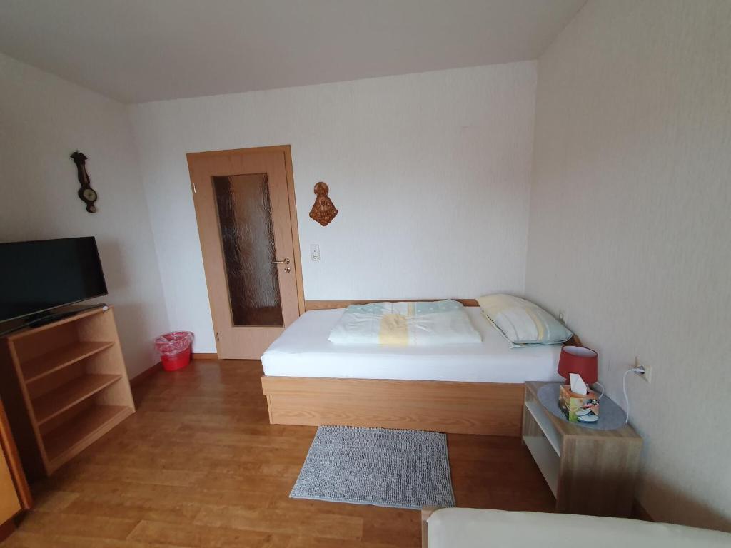 Postel nebo postele na pokoji v ubytování Apartment in Görwihl near Black Forest Waterfalls