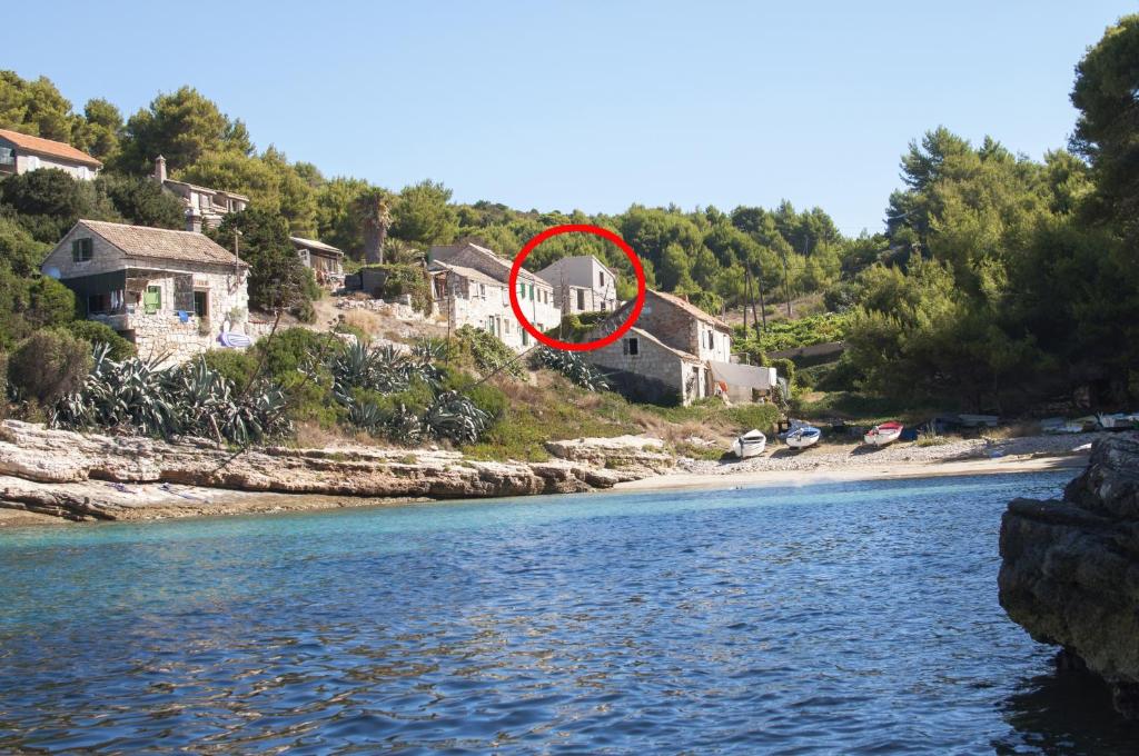 ein Haus am Ufer eines Flusses in der Unterkunft Apartments by the sea Cove Salbunara - Bisevo, Vis - 12700 in Komiža