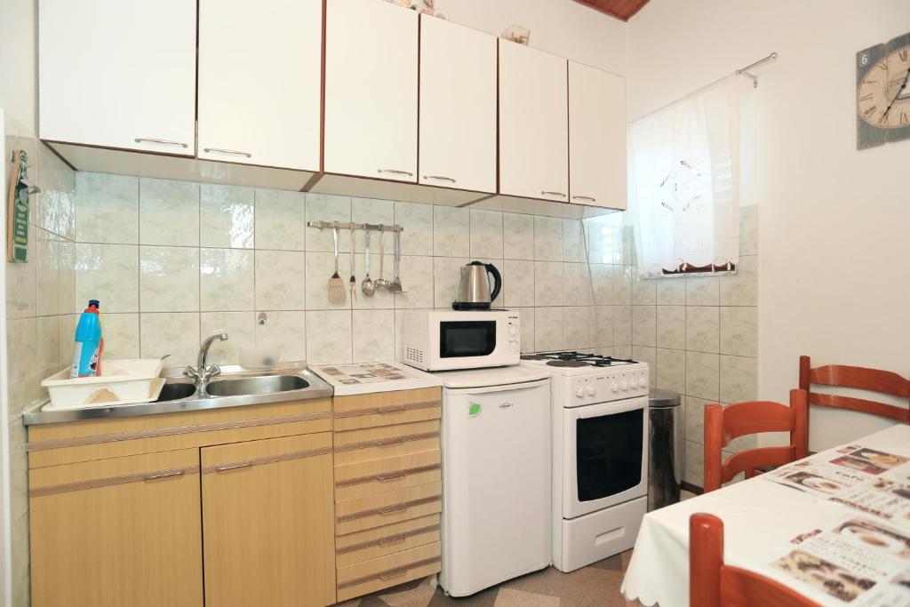 Fotografie z fotogalerie ubytování Apartments by the sea Stanici, Omis - 12723 v Omiši