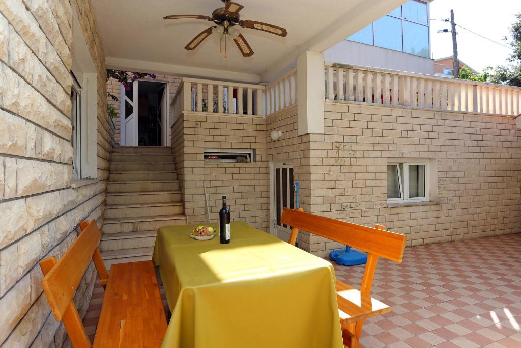 Um restaurante ou outro lugar para comer em Apartments with a parking space Seget Vranjica, Trogir - 12760