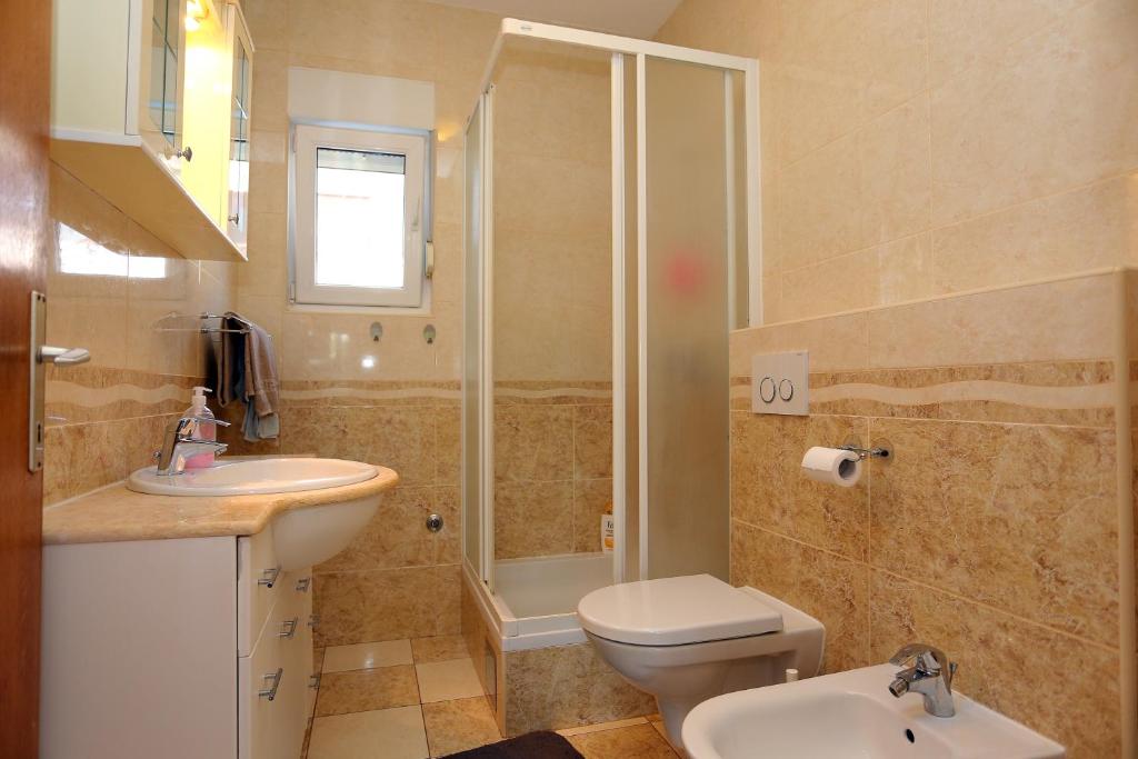 Um banheiro em Apartments with a parking space Seget Vranjica, Trogir - 12760