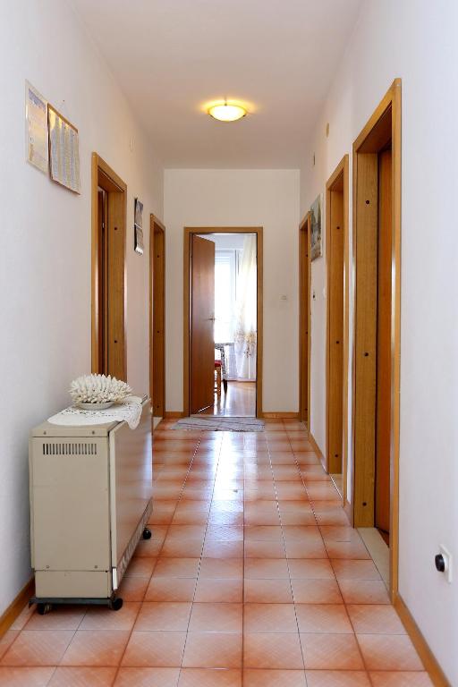 Uma &aacute;rea de estar em Apartments with a parking space Seget Vranjica, Trogir - 12760