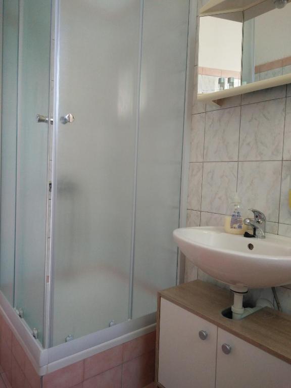 Fotografia z galérie ubytovania Family friendly apartments with a swimming pool Pag - 12795 v destinácii Pag