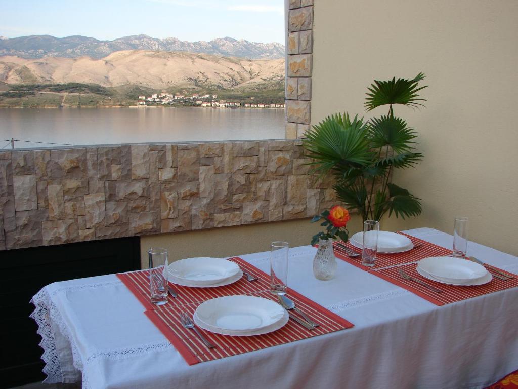 Fotografia z galérie ubytovania Family friendly apartments with a swimming pool Pag - 12795 v destinácii Pag