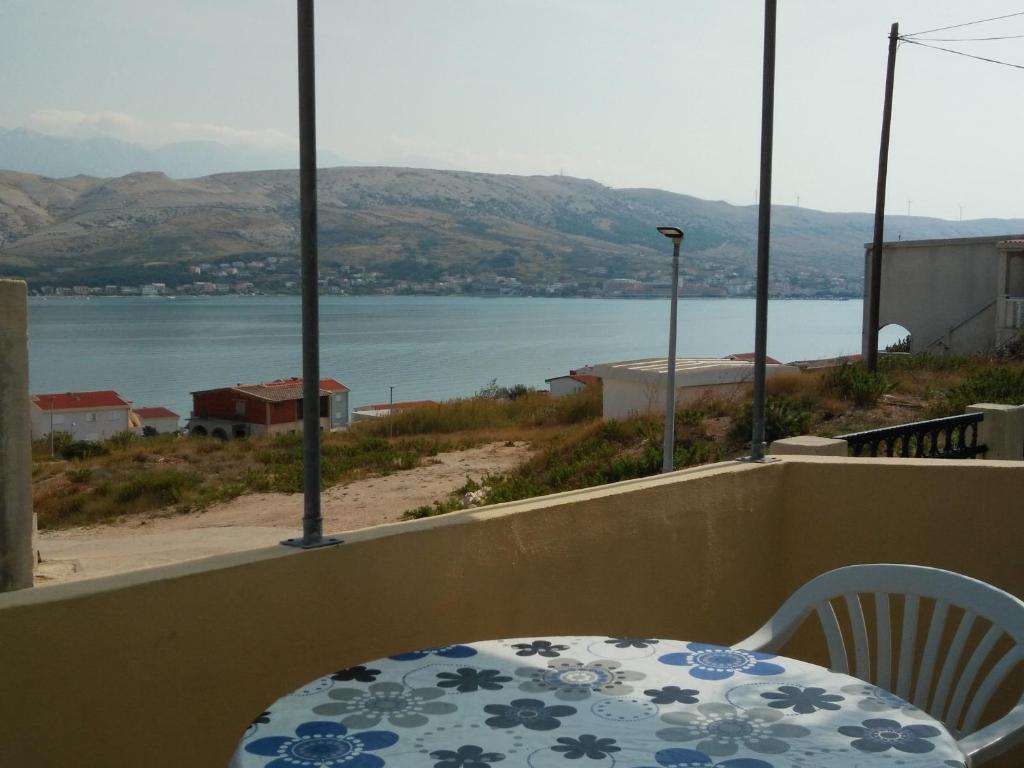 Fotografia z galérie ubytovania Family friendly apartments with a swimming pool Pag - 12795 v destinácii Pag