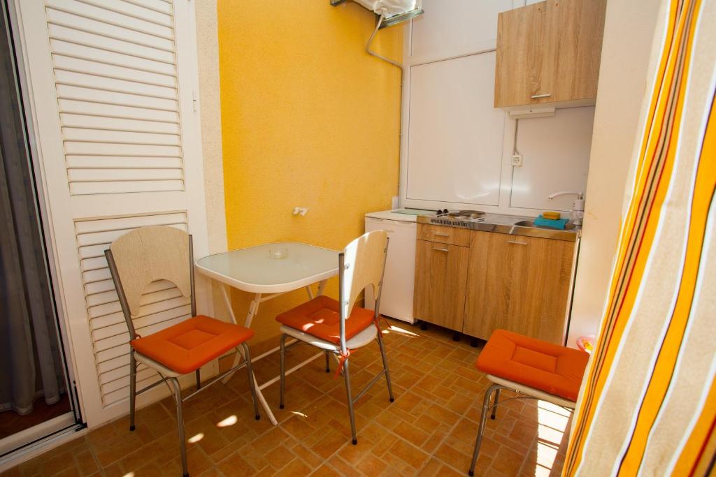 Kuchyňa alebo kuchynka v ubytovaní Studio Podgora 12816a