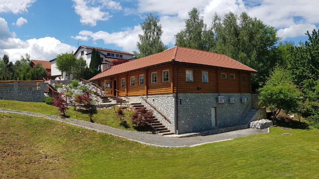 ein großes Holzhaus mit Treppen im Hof in der Unterkunft Rooms with a parking space Grabovac, Plitvice - 12835 in Rakovica