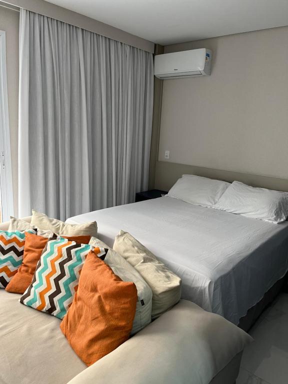een hotelkamer met 2 bedden en een bank bij Apartamento inteiro em Sky Pauliceia in Sao Paulo