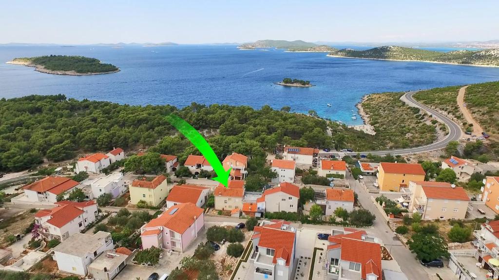 una flecha verde apunta a una pequeña isla en el agua en Apartment Bilo 12868b en Primošten