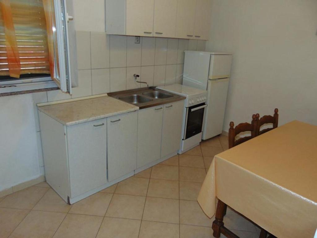 Kuchyňa alebo kuchynka v ubytovaní Apartments and rooms by the sea Sucuraj, Hvar - 12887