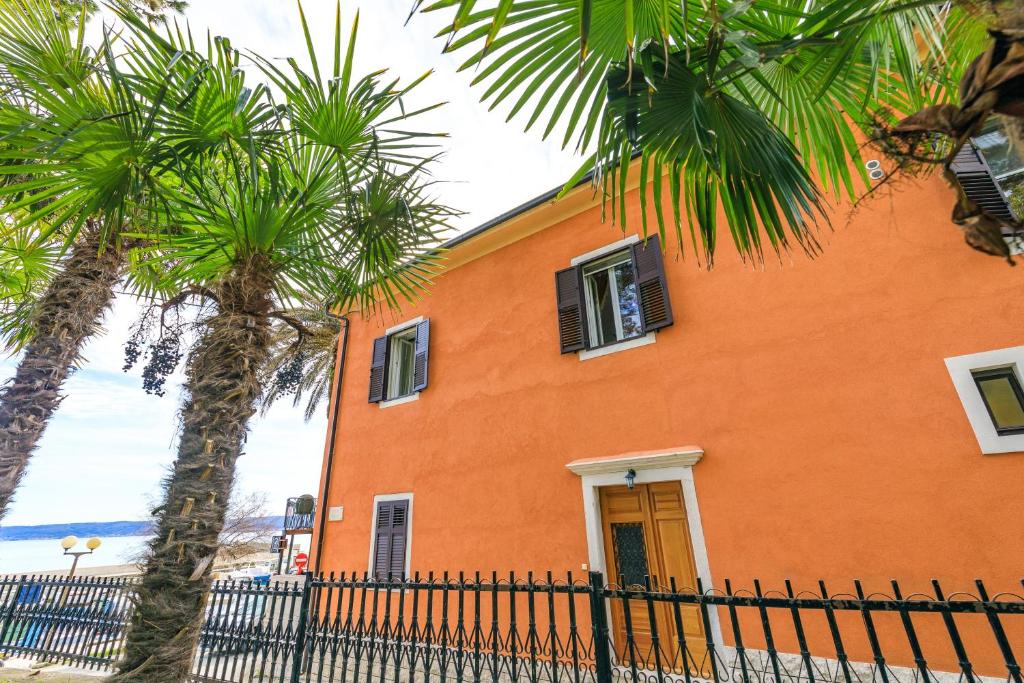 Fotografie z fotogalerie ubytování Apartments by the sea Kastel Luksic, Kastela - 12872 v destinaci Kaštela
