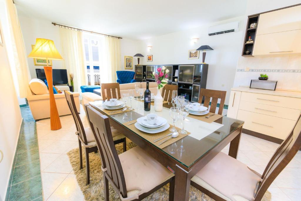 Fotografie z fotogalerie ubytování Apartments by the sea Kastel Luksic, Kastela - 12872 v destinaci Kaštela