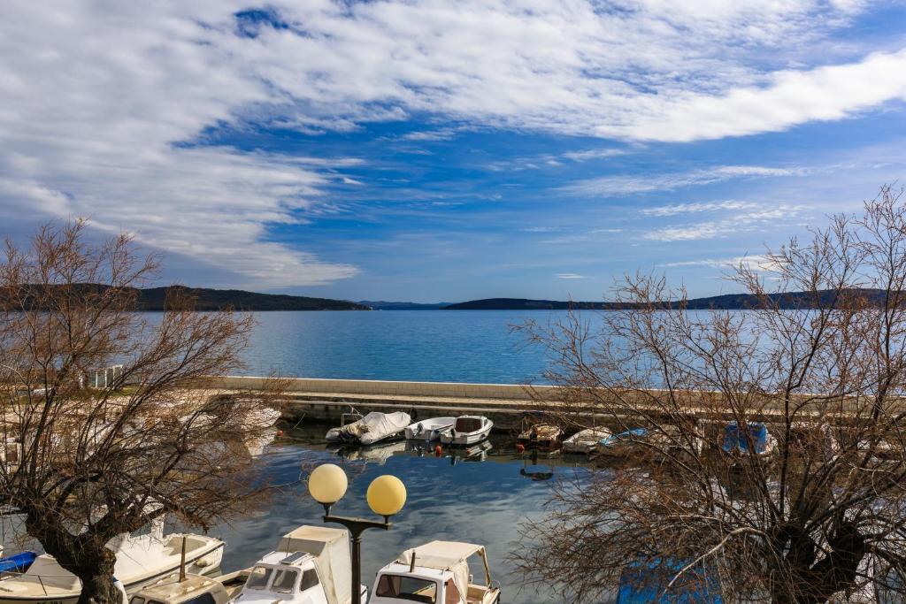 Fotografie z fotogalerie ubytování Apartments by the sea Kastel Luksic, Kastela - 12872 v destinaci Kaštela