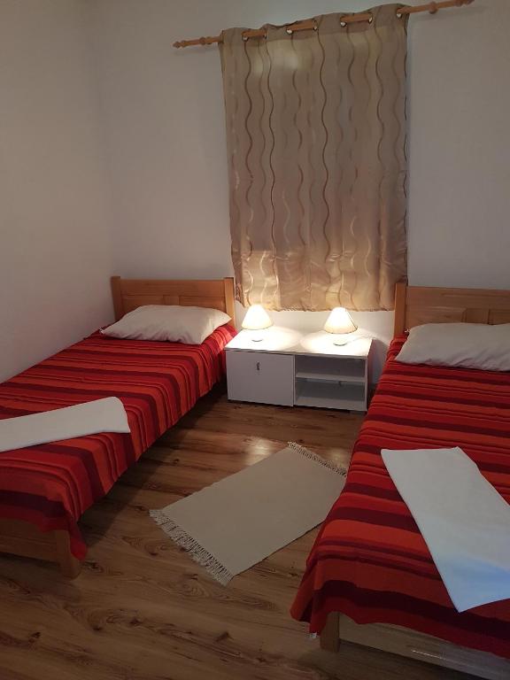 Posteľ alebo postele v izbe v ubytovaní Family friendly seaside apartments Kanica, Rogoznica - 12895