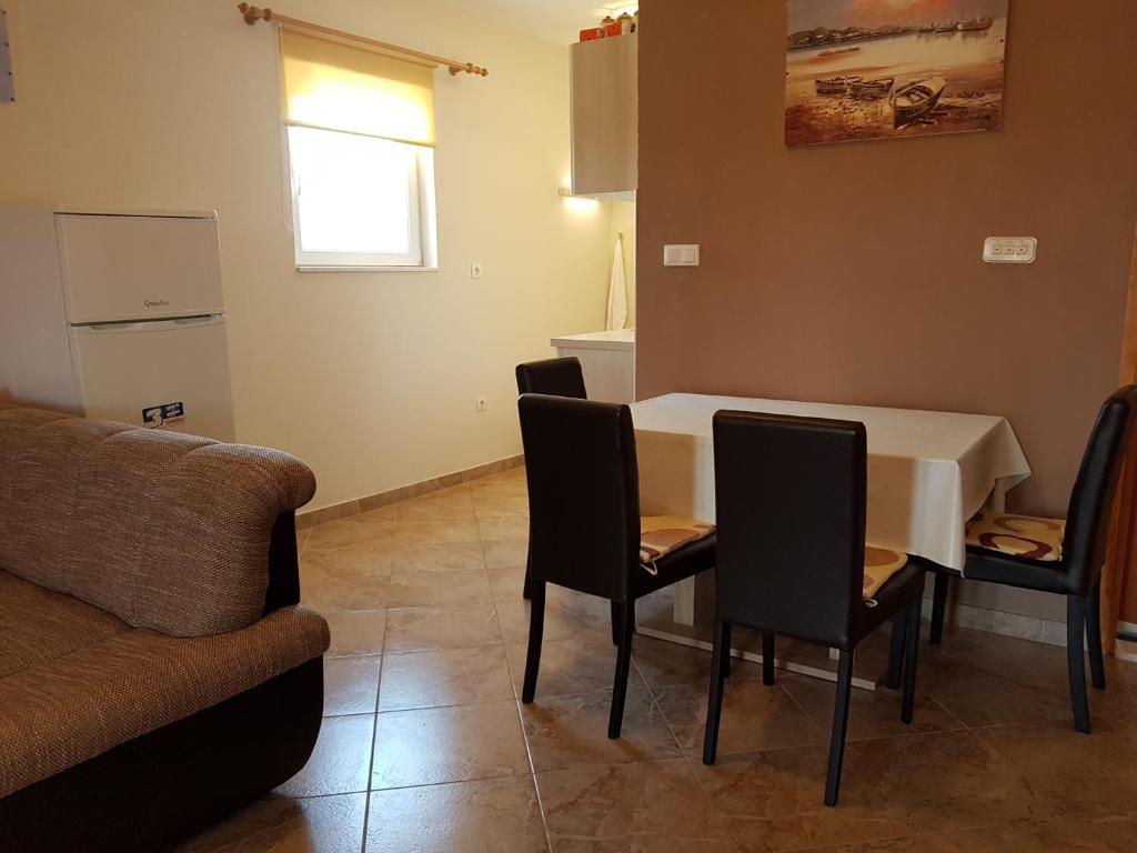 Posedenie v ubytovaní Family friendly seaside apartments Kanica, Rogoznica - 12895