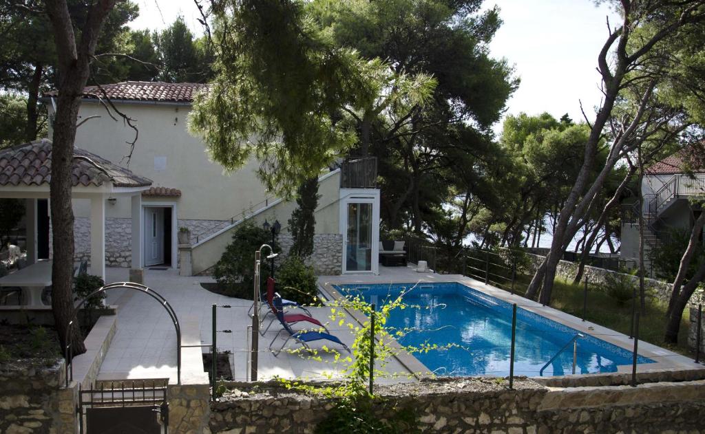 uma piscina em frente a uma casa em Seaside house with a swimming pool Hvar - 12919 em Hvar