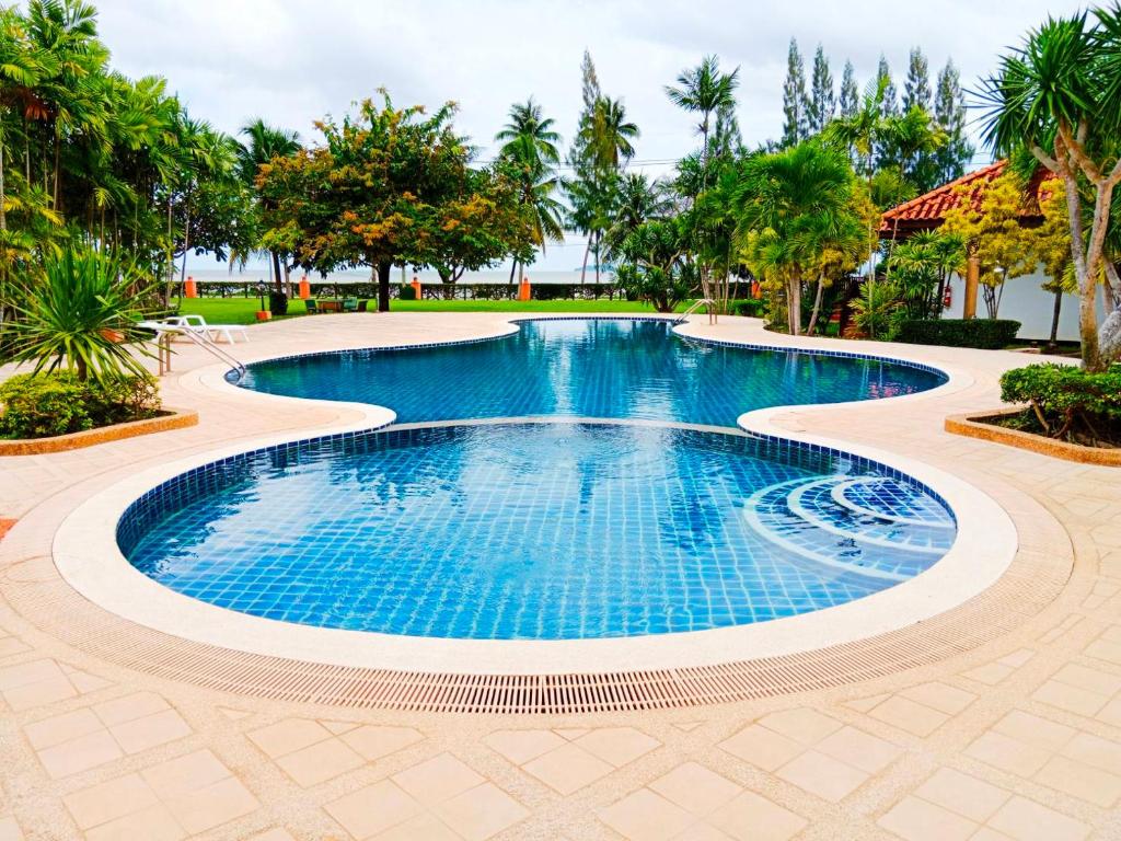 Bazén v ubytování Sailom Resort Bangsaphan nebo v jeho okolí