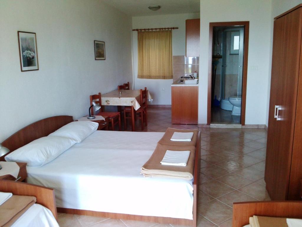 Fotografie z fotogalerie ubytování Apartments by the sea Zaostrog, Makarska - 12935 v destinaci Podaca