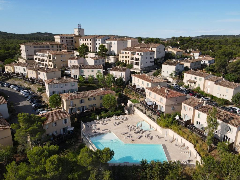 - une vue aérienne sur une ville avec une piscine dans l'établissement Maison de Vacances en Provence avec Piscine, Golf à Proximité, Fibre et Linge Haut de Gamme - FR-1-658-9, à Mallemort