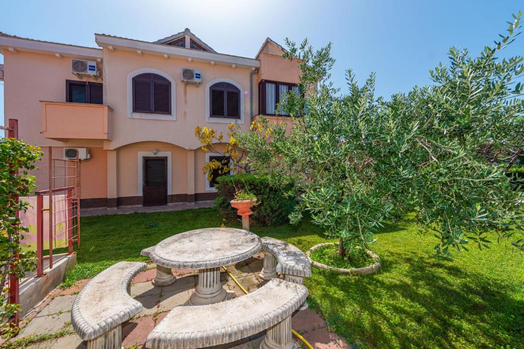 Vonkajšia záhrada v ubytovaní Apartments with a parking space Privlaka, Zadar - 12989