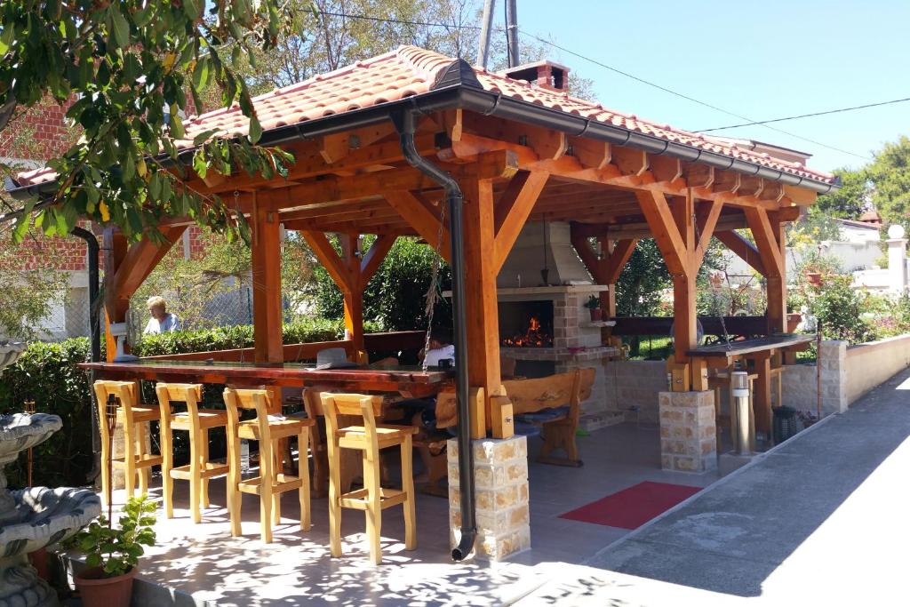 Reštaurácia alebo iné gastronomické zariadenie v ubytovaní Apartments with a parking space Privlaka, Zadar - 12989