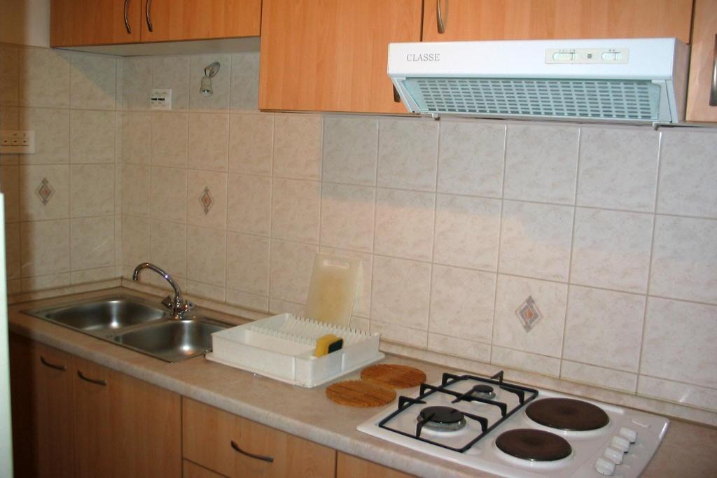 Kuchyňa alebo kuchynka v ubytovaní Apartments with a parking space Privlaka, Zadar - 12989