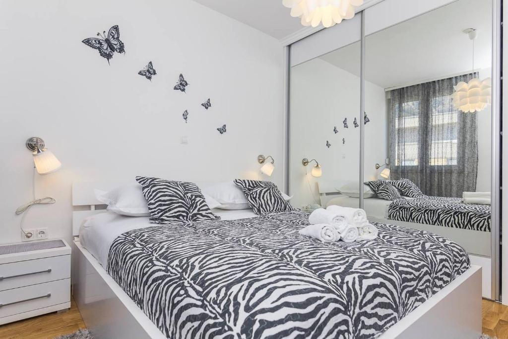 - une chambre avec 2 lits et un miroir dans l'établissement Apartments with a parking space Makarska - 13028, à Makarska