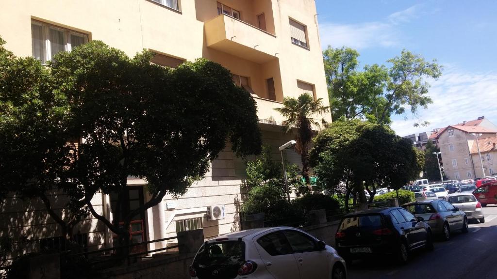 un grupo de coches estacionados en una calle al lado de un edificio en Apartments with WiFi Split - 13048 en Split